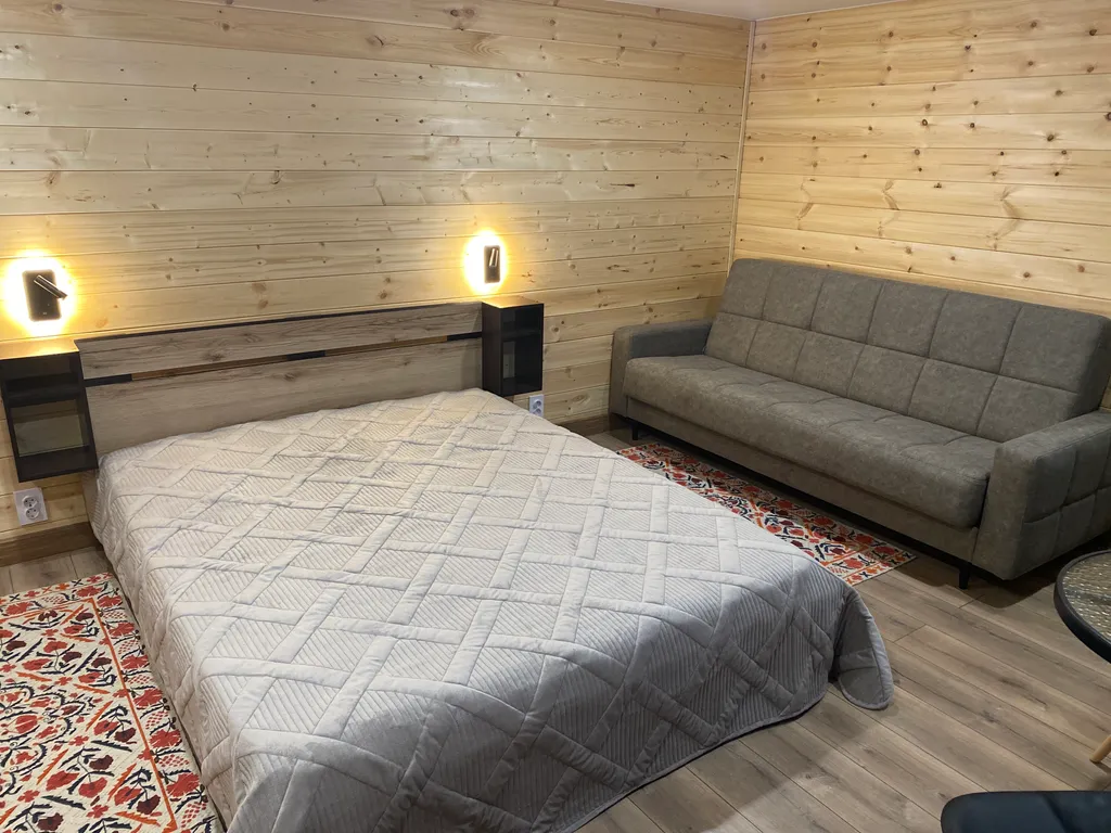 Уютный номер на берегу реки Волхов