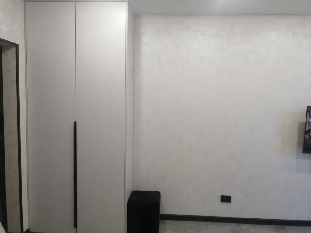 Современная студия с отдельной кухней в новостройке