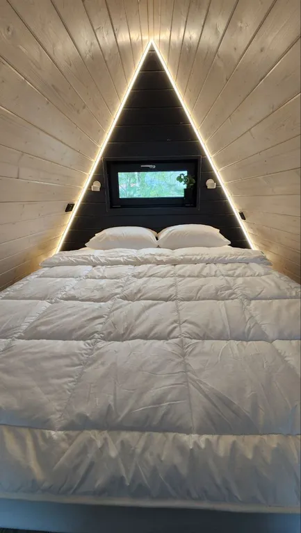 Уютный треугольный дом в 25 км от Минска с горячей купелью в лесу