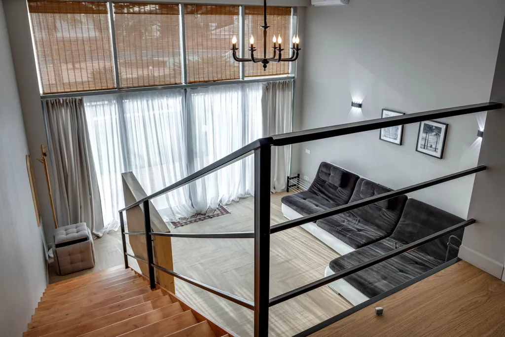 Однокомнатная двухуровневая современная квартира