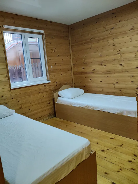 Деревянный домик у моря