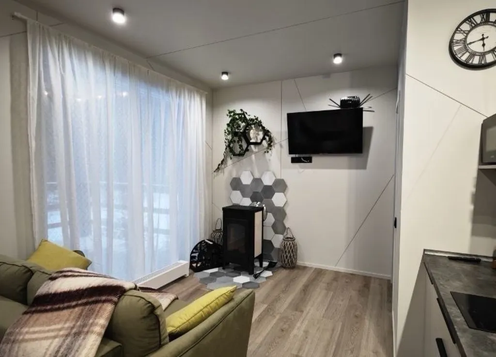 Загородный домик с камином и потрясающим видом на лес