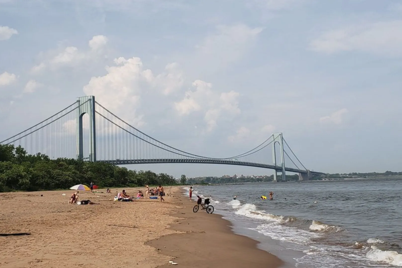 Пляж (и мост Верразано)