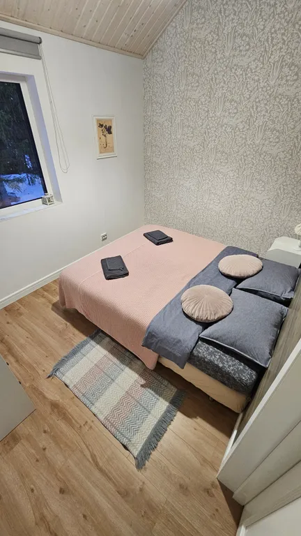 Дом на скале в окружении леса