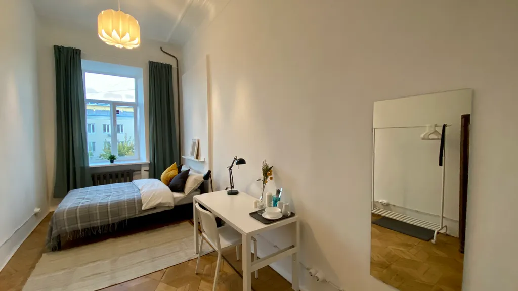 Комната с высокими потолками в центре