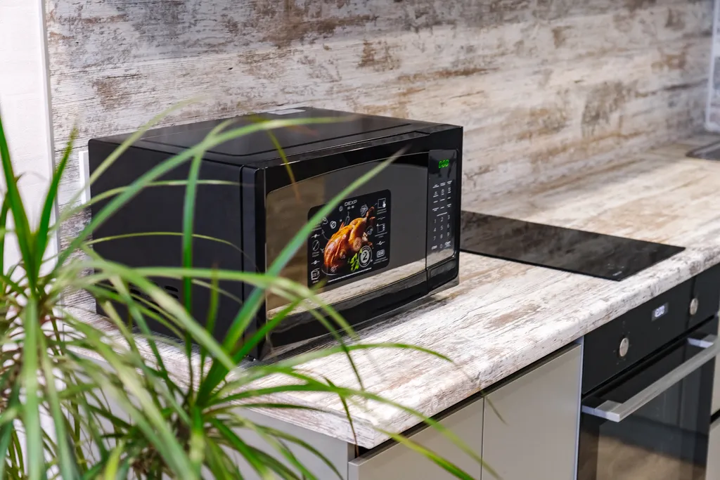 Рядом ТЦ Острова и набережная реки Амур