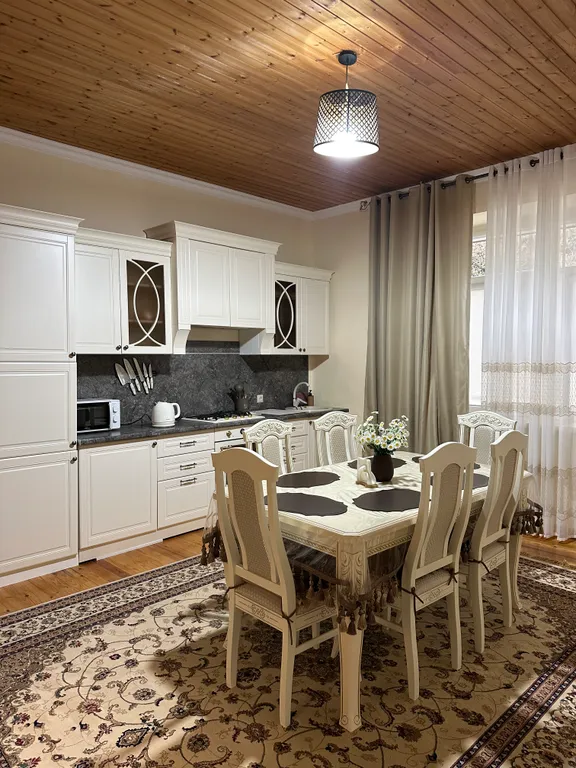 Уютный домик аквамарин у водопада и леса