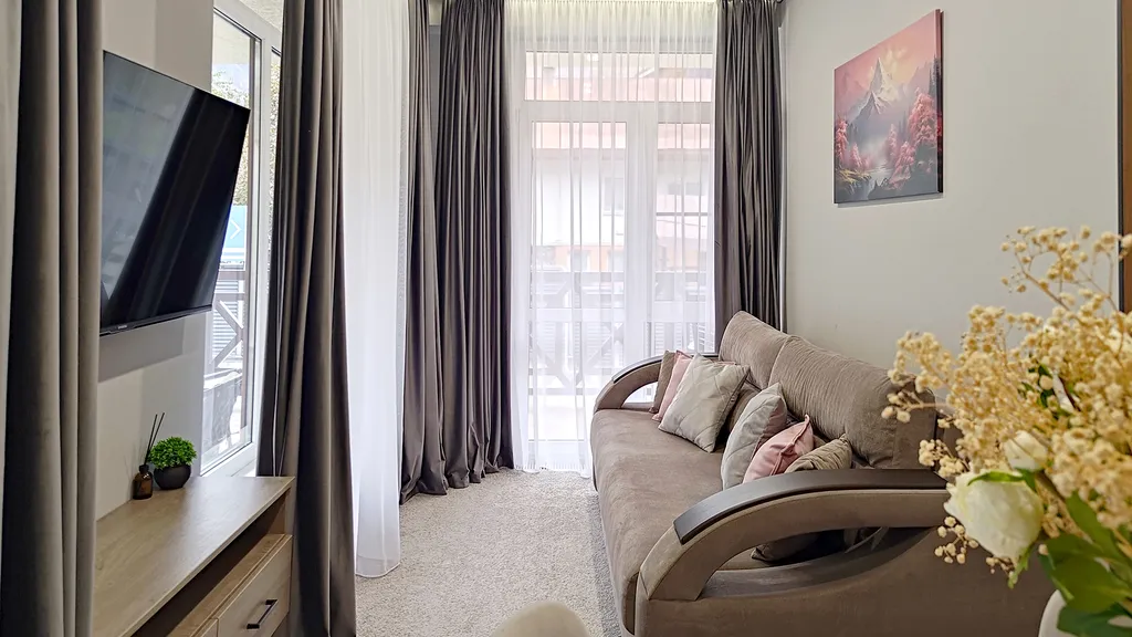 Вид на горы с балкона - апартамент со спальней в центре курорта