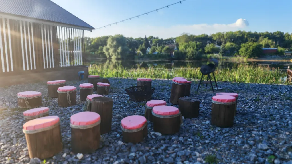 Дома и бани на берегу озера