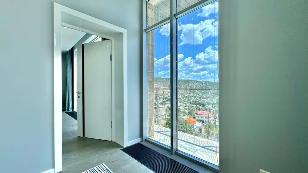 Дом с видом на горы и море