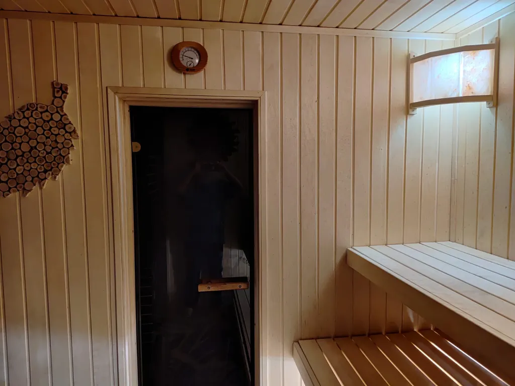 Дом с баней и пирсом на берегу пруда