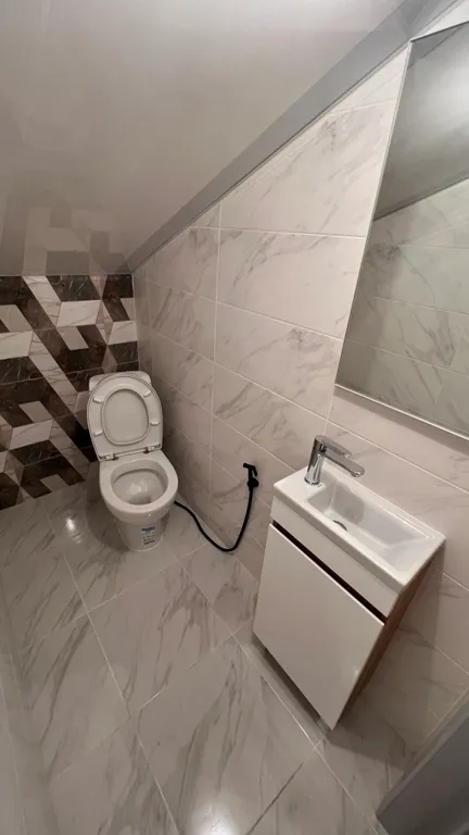 Отдельный этаж, со своим отдельным входом с улицы