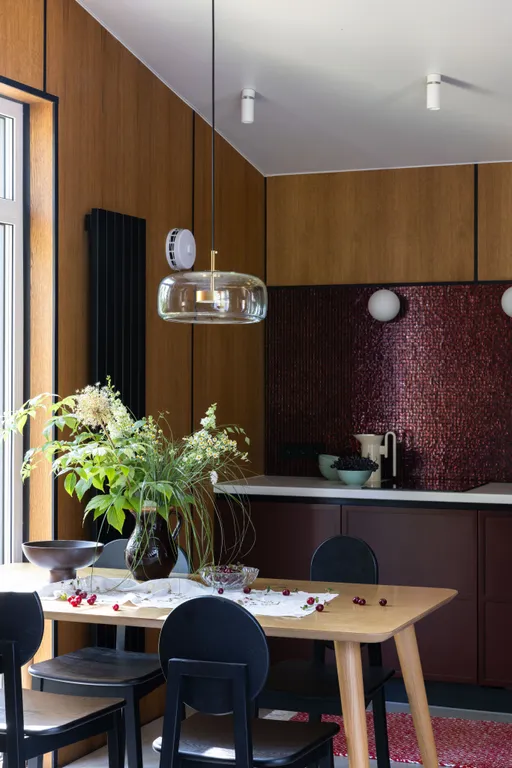 Дом в современном русском стиле в сосновом лесу