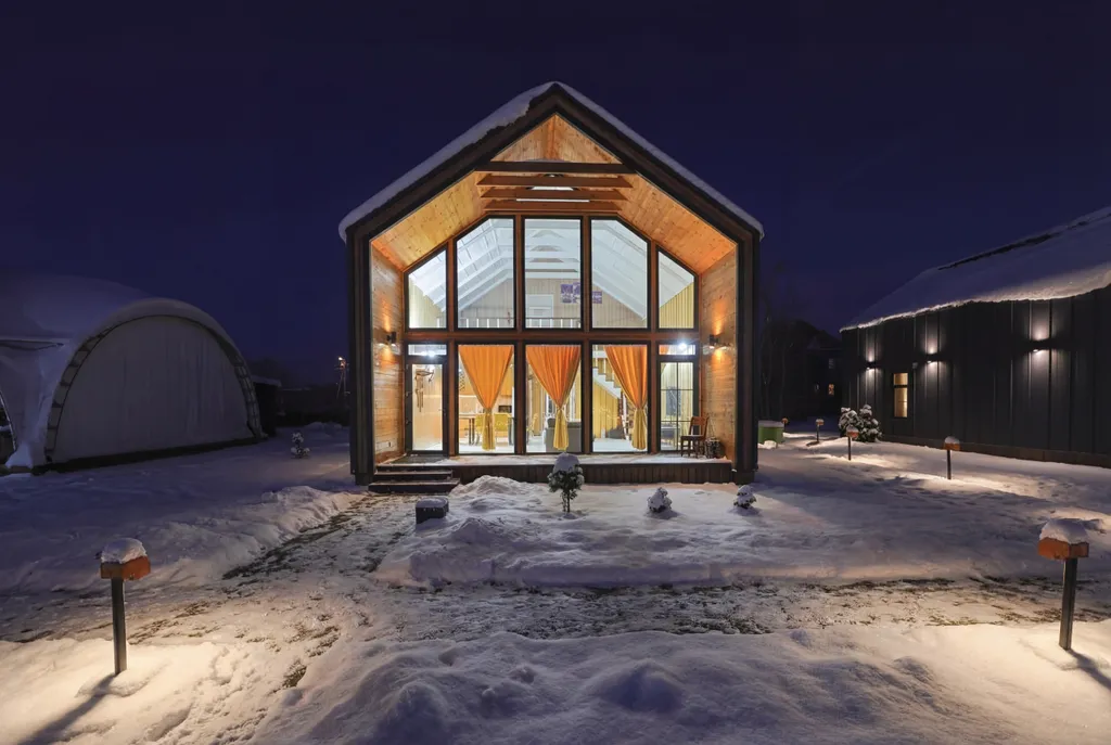 Современный двухэтажный дом из натурального дерева, с большими окнами