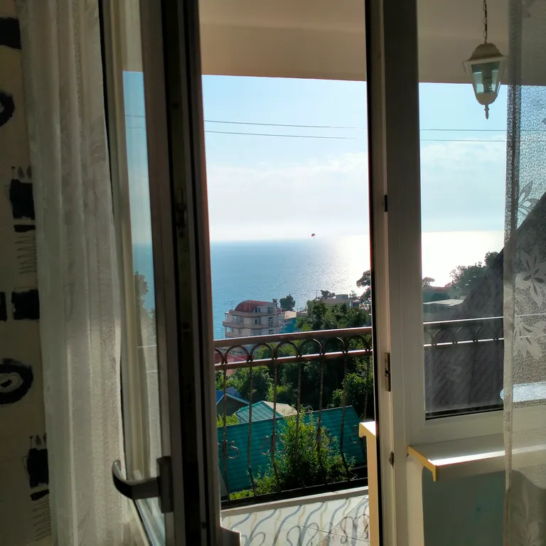 Трёхместный номер с видом на море