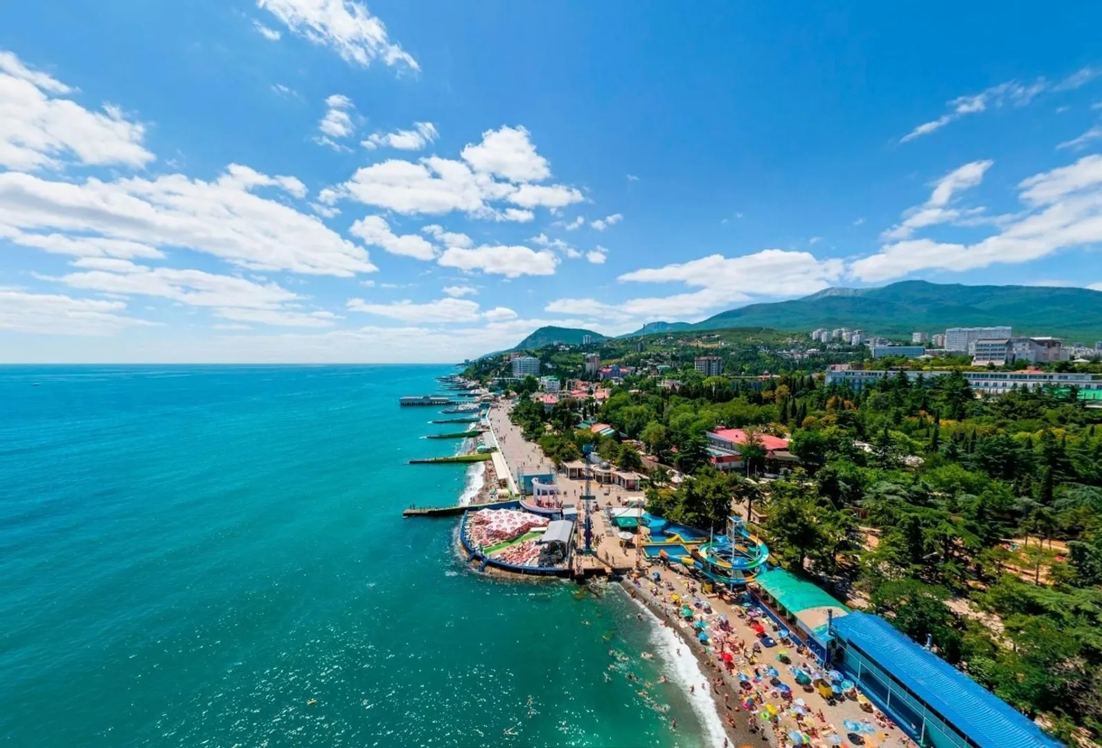 Центральная набережная Алушты и пляжи рядом с отелем
