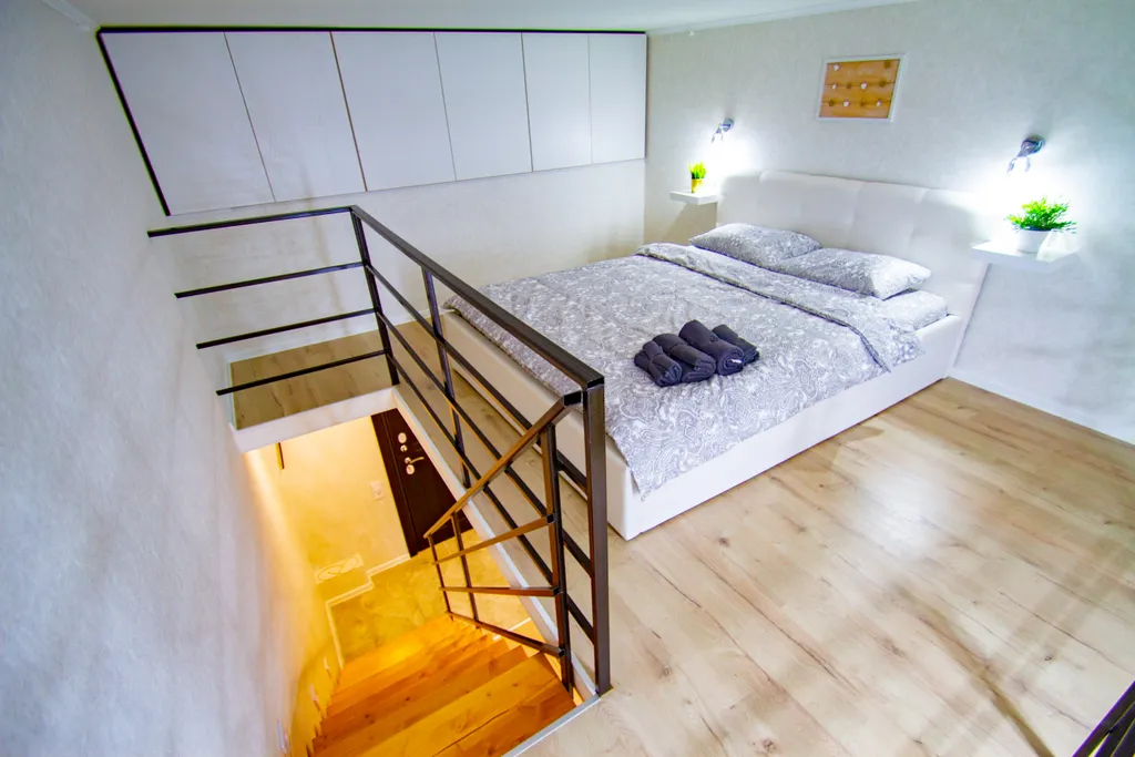 Двухъярусная студия с дизайнерским ремонтом