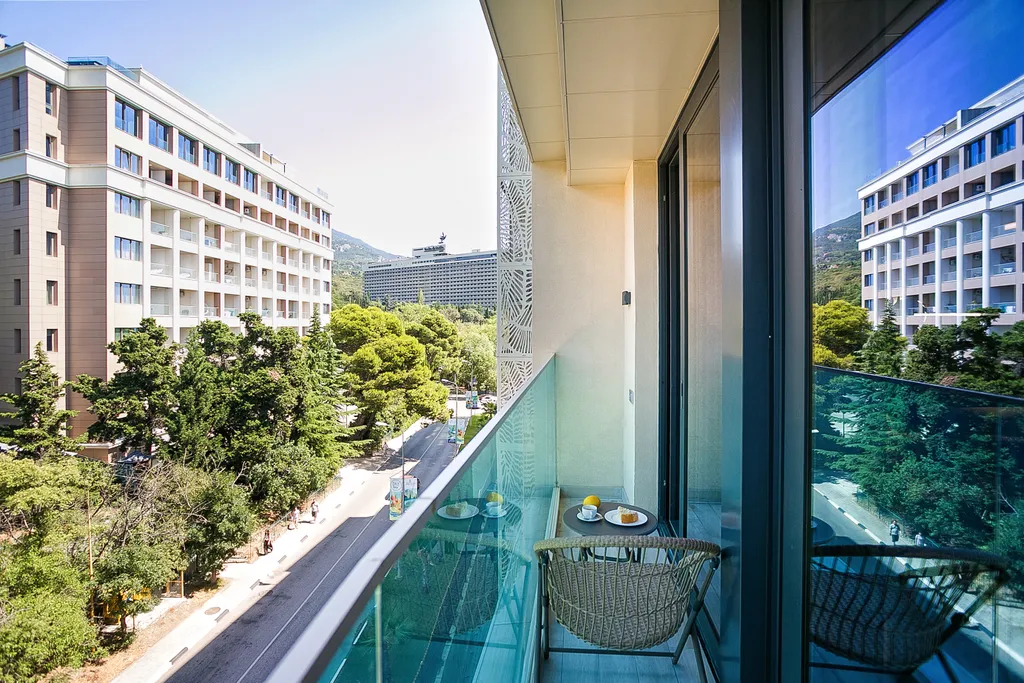 Студия с панорамой на горы