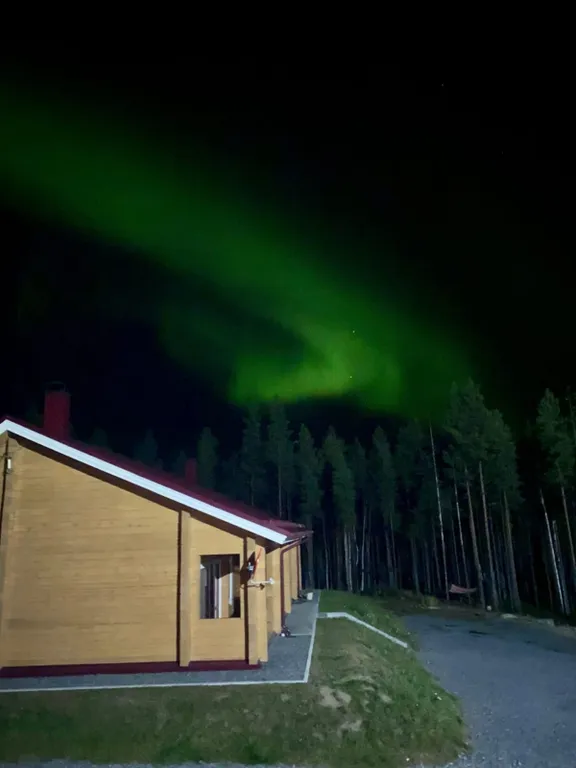 Уютный дом на берегу озера