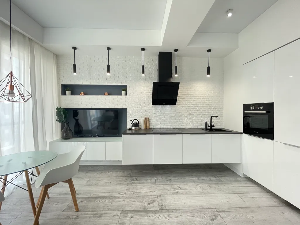 Красивая однокомнатная квартира с балконом на первой линии у моря