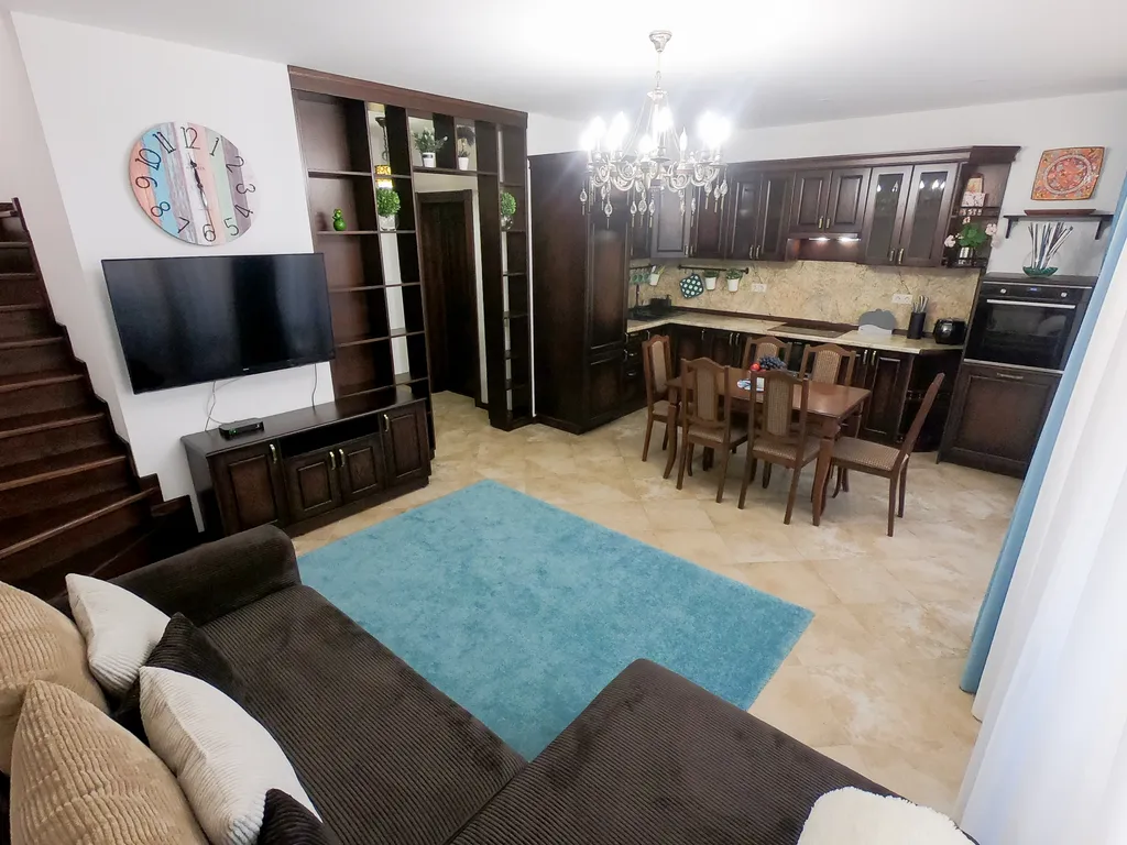 Двухэтажный дом с видом на горы