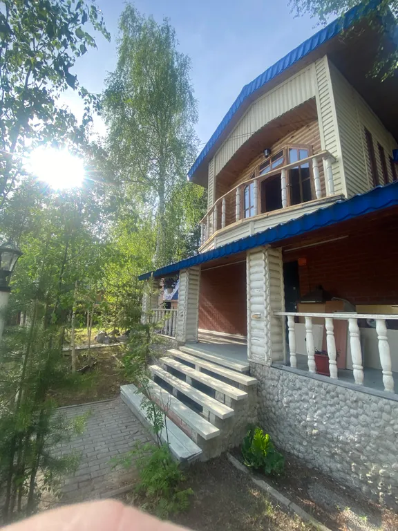 Уютный домик на берегу реки