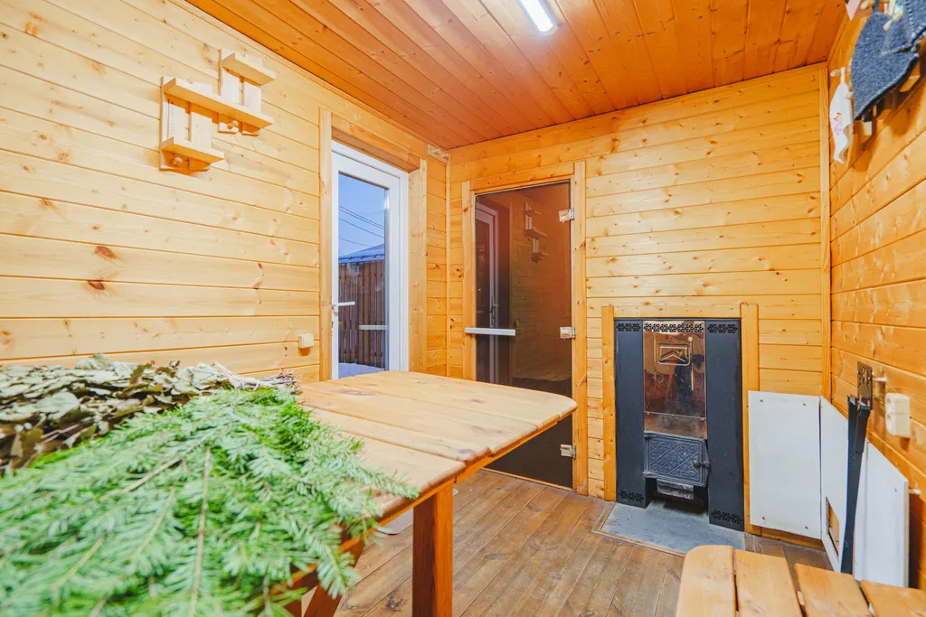 Дом с баней с выходом в лес