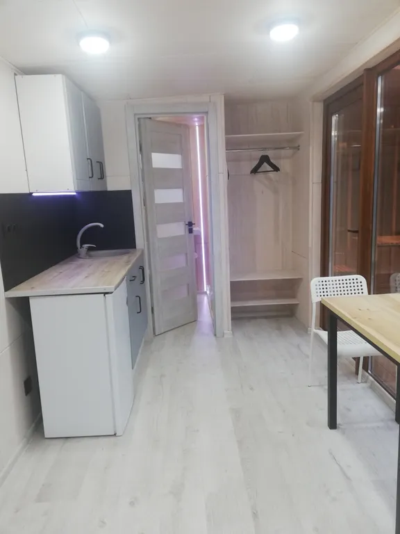 Уютный лесной домик на берегу ручья с выходом в лес