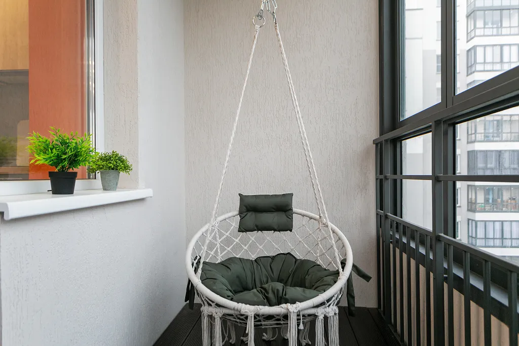 Стильная студия с кондиционером, качелями и кофеваркой