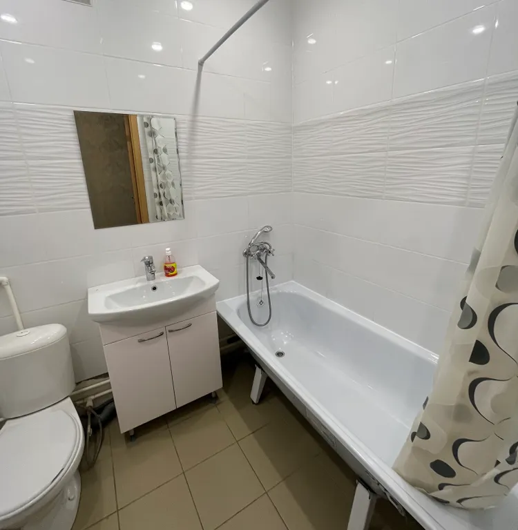 Уютная квартира в новом доме с огороженной территорией, центр города