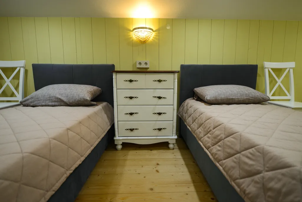 Большой коттедж на берегу из двух частей