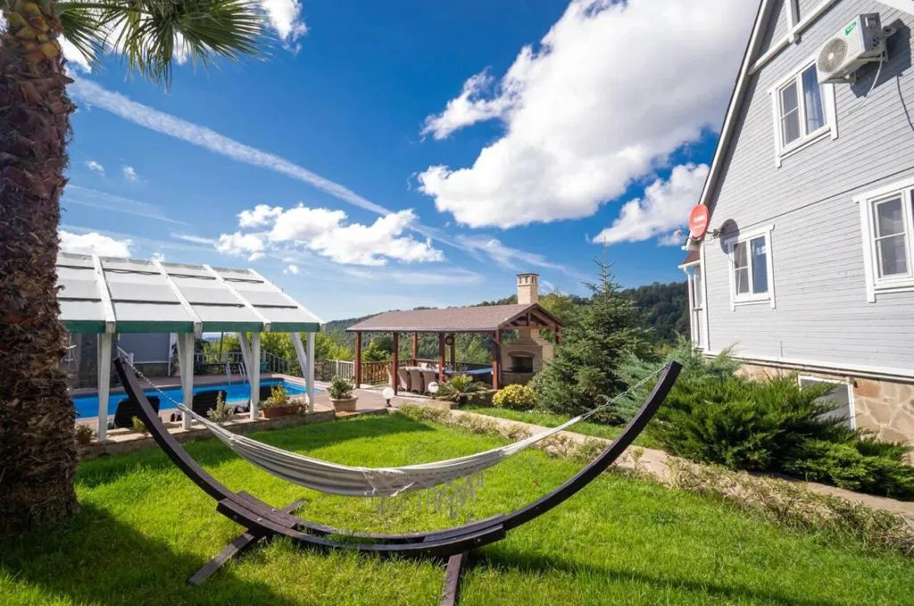 Усадьба с теплым бассейном