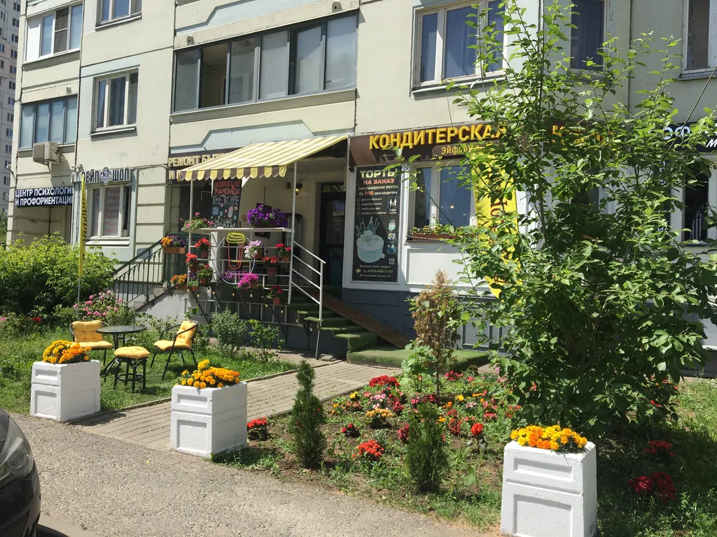 Евротрешка возле Крокус Экспо у моста к метро Мякинино