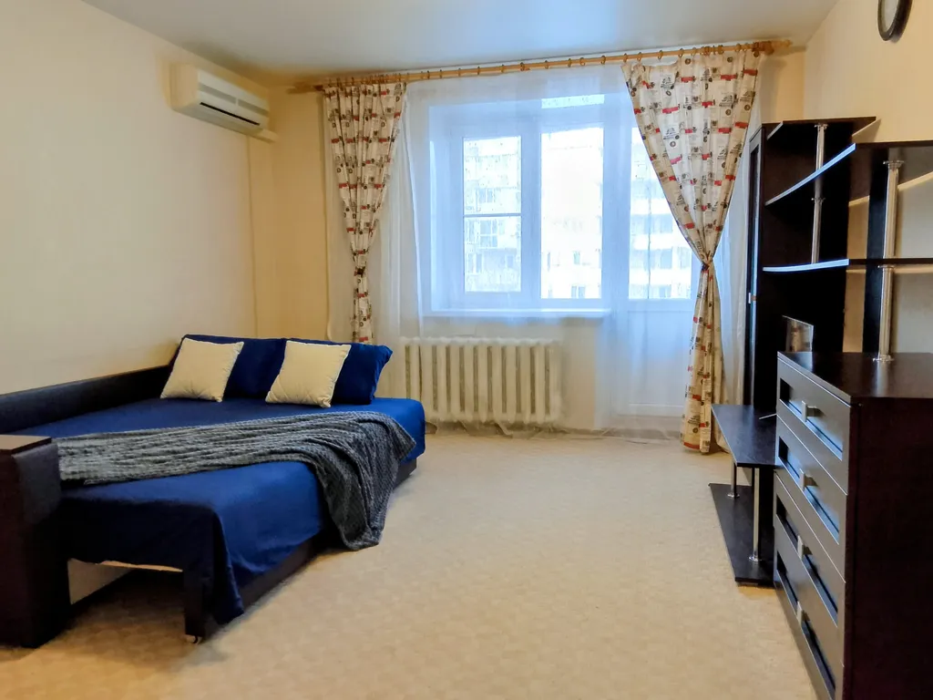 Удобная квартира в Центре, кухня 11 метров и большая открытая лоджия. — аренда посуточно в Волгоград