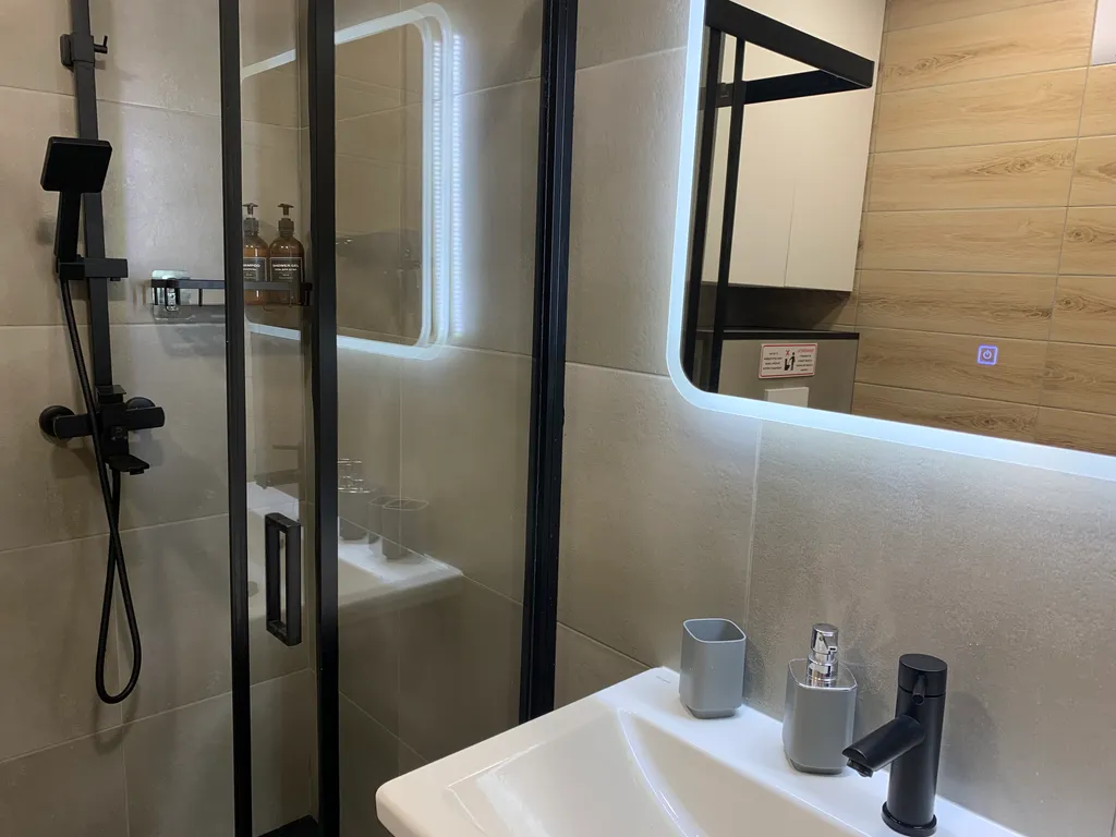 Коттедж Уютный современный дом в сосновом лесу у озера — Запорожское