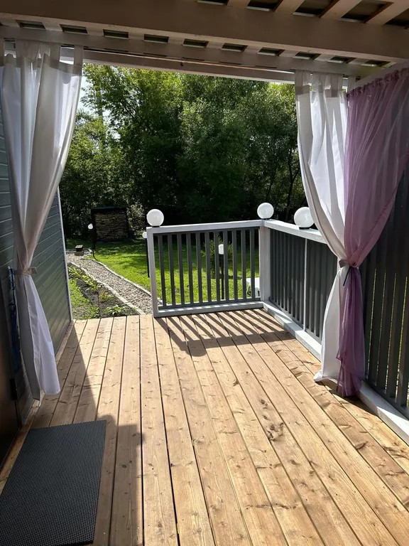 Уютный домик рядом с речкой