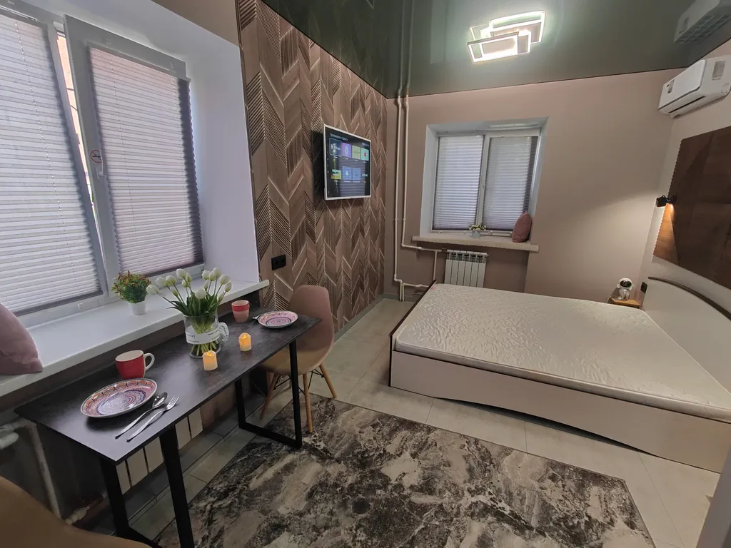 Квартира Потрясающая Студия напротив Терминала в центре Нефтяников — Омск