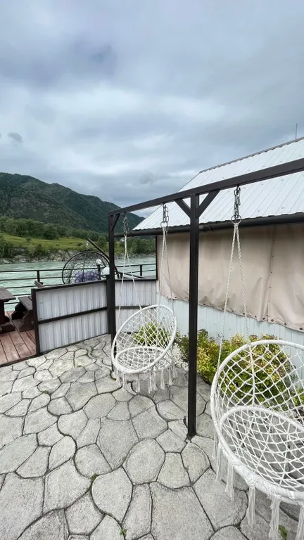 Комплекс с видом на реку в центре Чемала