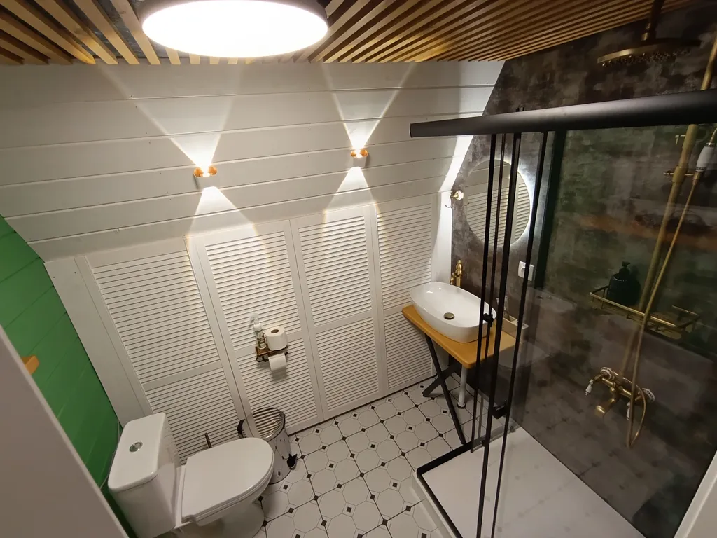 A-frame дом с видом на лес