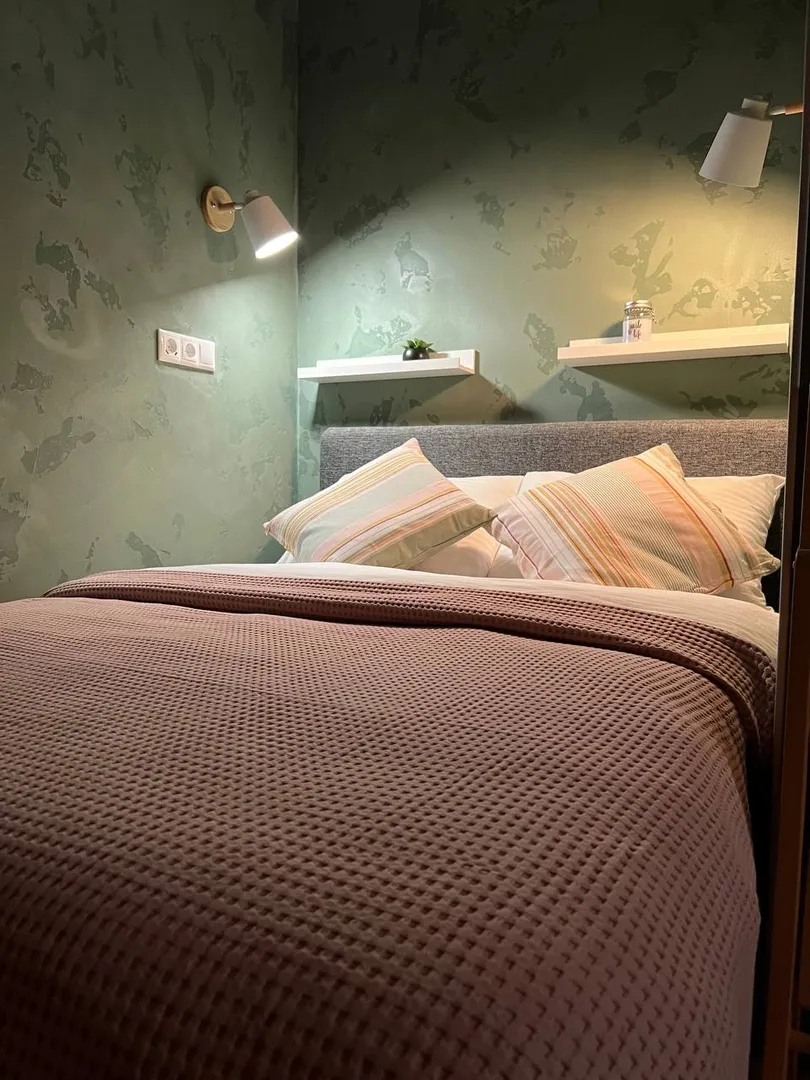 Уютная двуспальная кровать с ортопедическим матрацом и зоной хранения