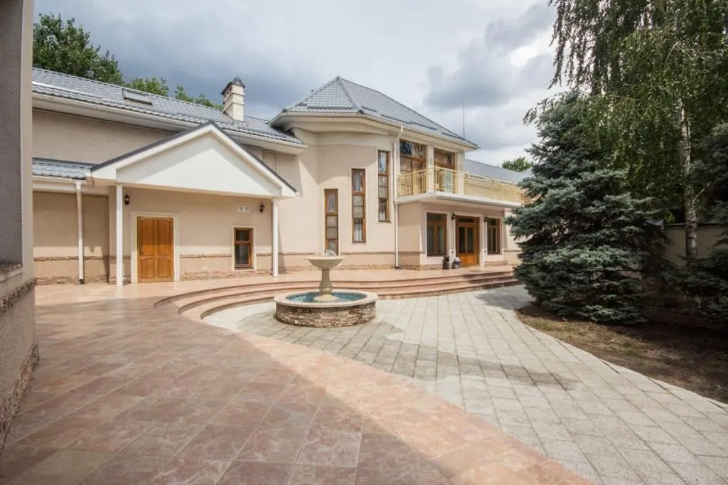 Усадьба Марисабель, дом с бассейном и сауной, возле парка