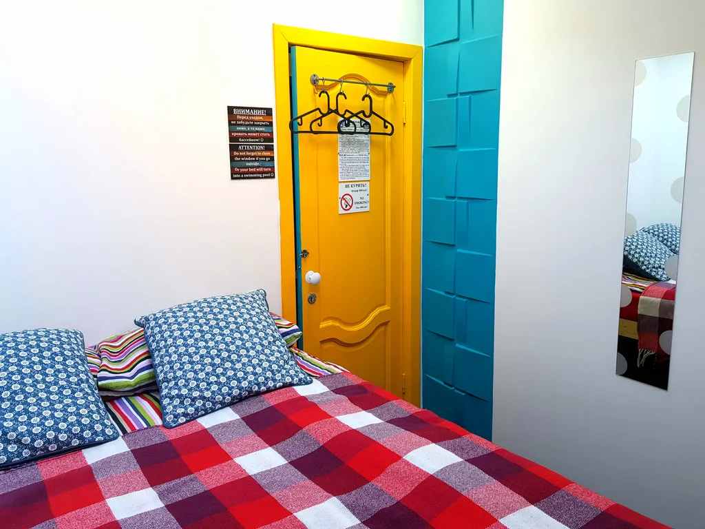 Небольшая двухместная комната с двуспальной кроватью, мансардным окном