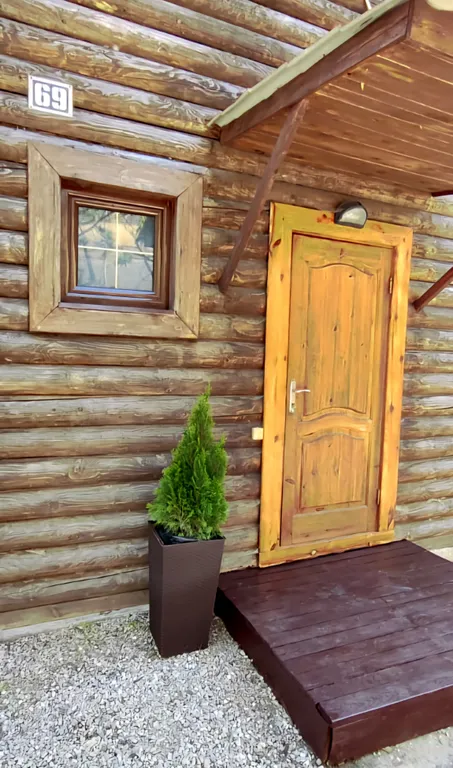 Двухэтажные срубы на берегу моря