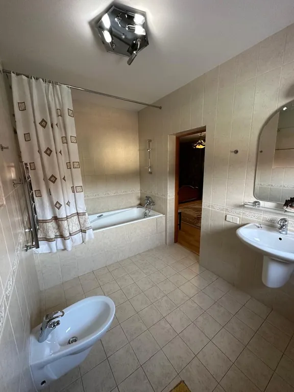 Дом с баней, бассейном и караоке