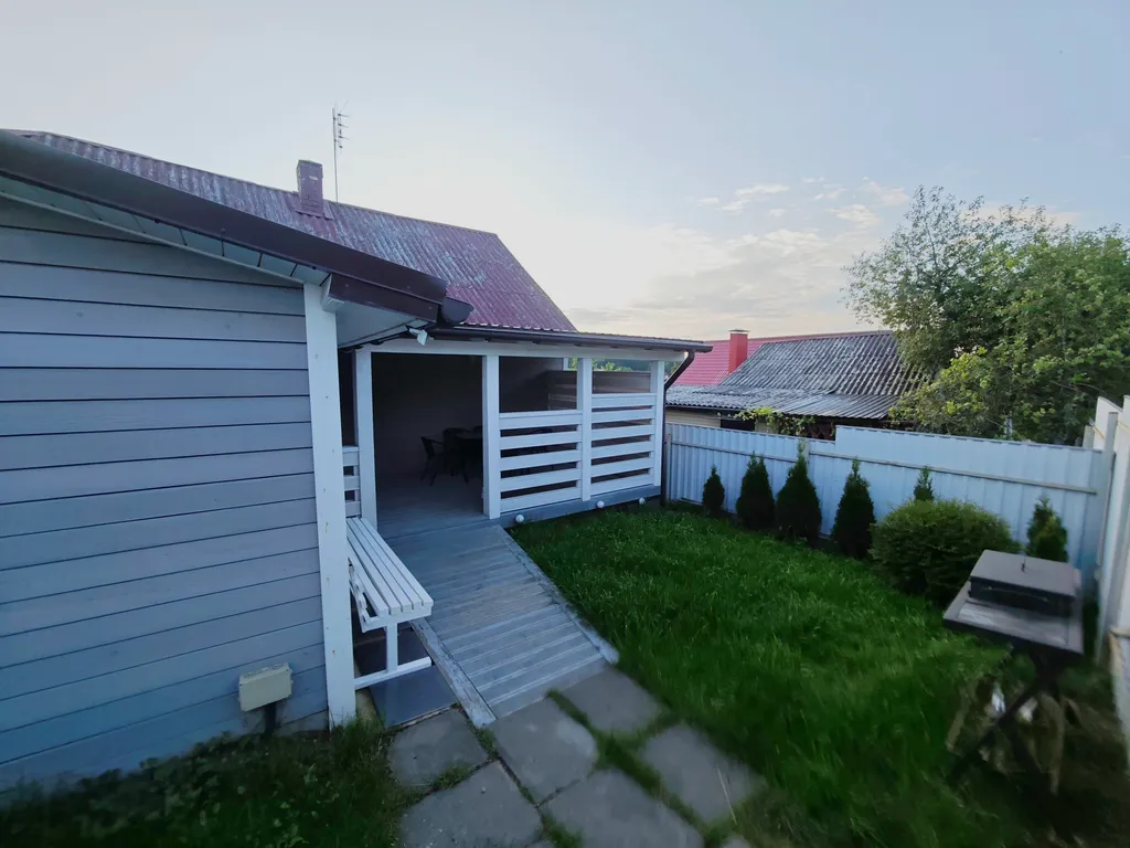 Уютный домик рядом с лесом и озером