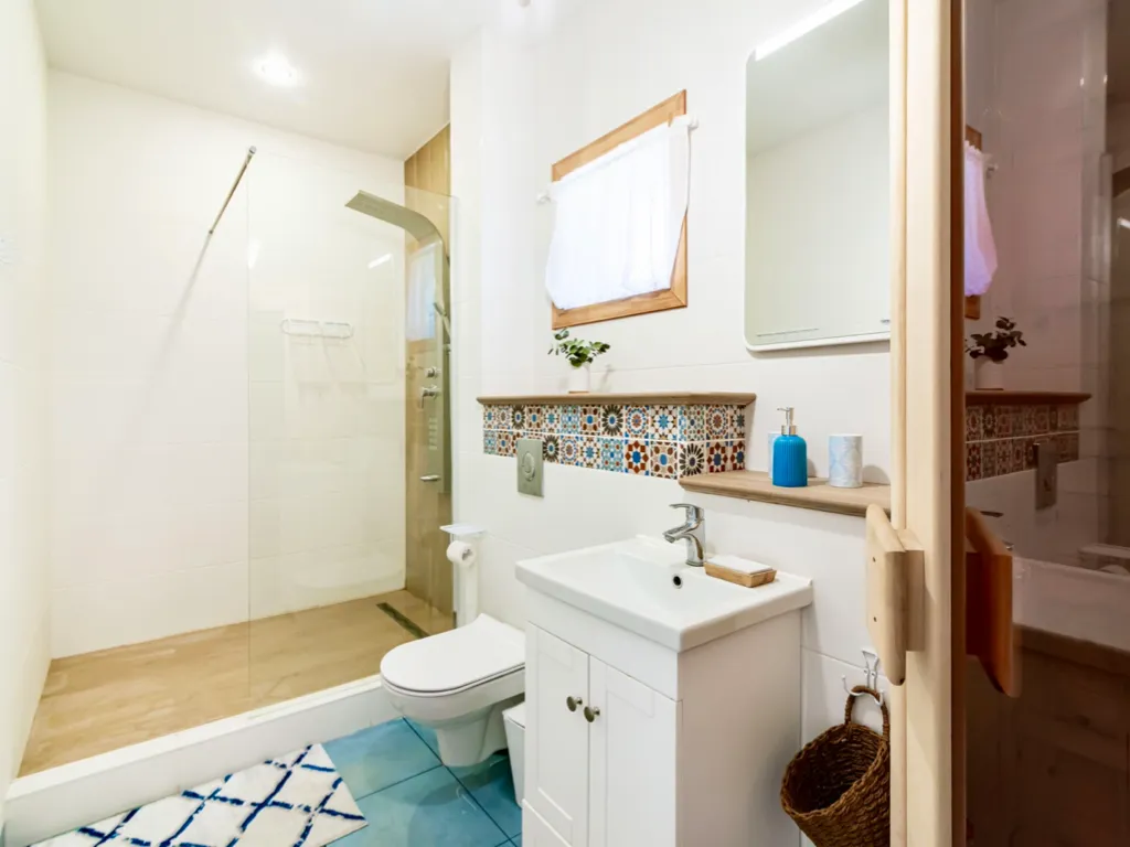 Новый дом с бассейном, сауной и панорамным видом на горы