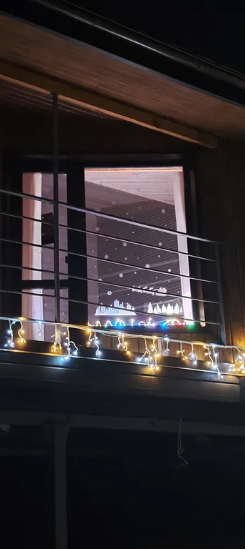 Современные студии на берегу реки