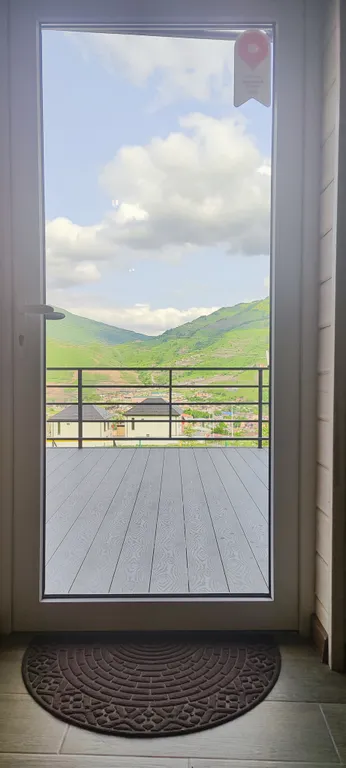 Коттедж с видом на горы и террасой