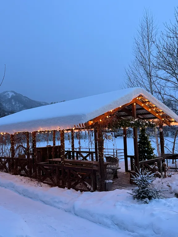 Уютный дом на берегу озера