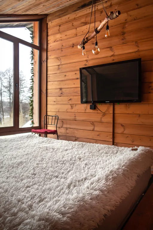 Шале на берегу реки с баней и горячей купелью